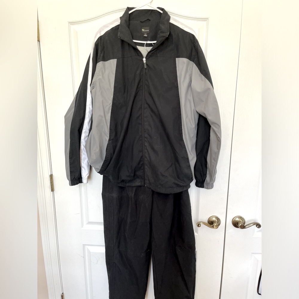 Men’s Tek Gear Black/Gray/White warm up suit. Size L